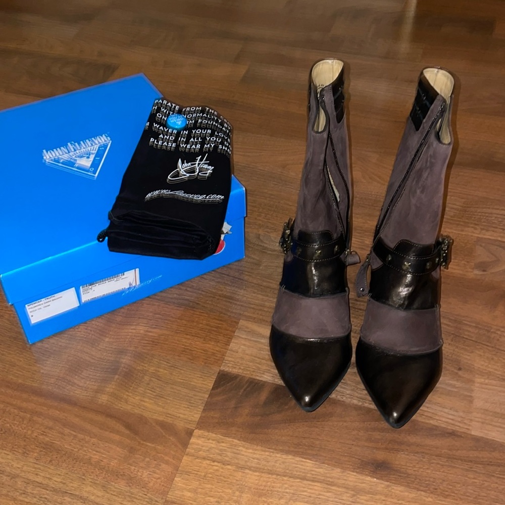 John Fluevog ankle boots. Spencer. Chocolate. Size 9